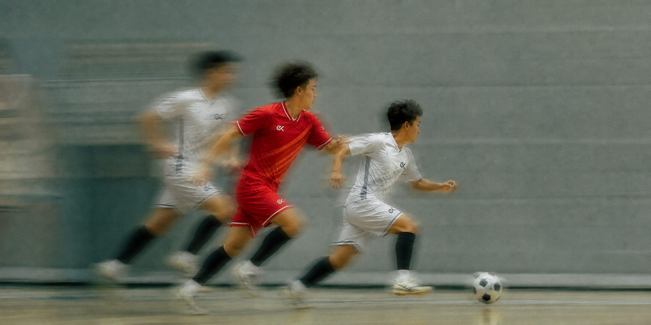 Athleten in Trikots von Ekene Sport auf dem Fußballplatz